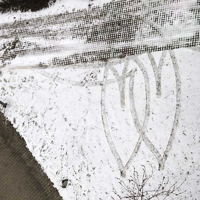 Zwei Herzen im Schnee