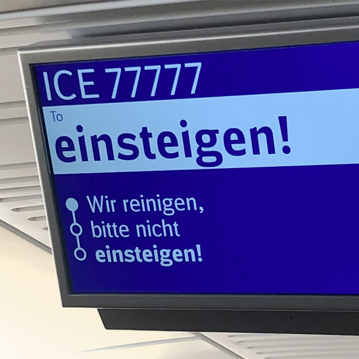 Monitor im Zugabteil